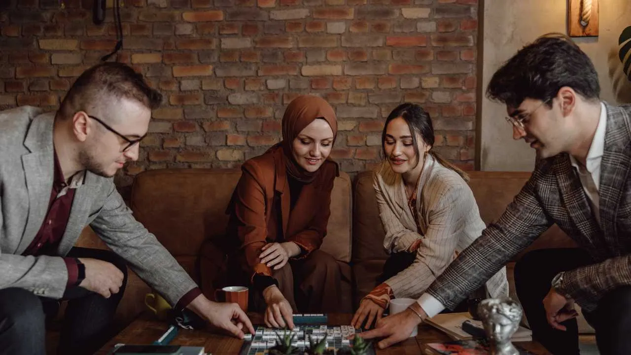 kafe dengan konsep board game bisa jadi ide bisnis gila.